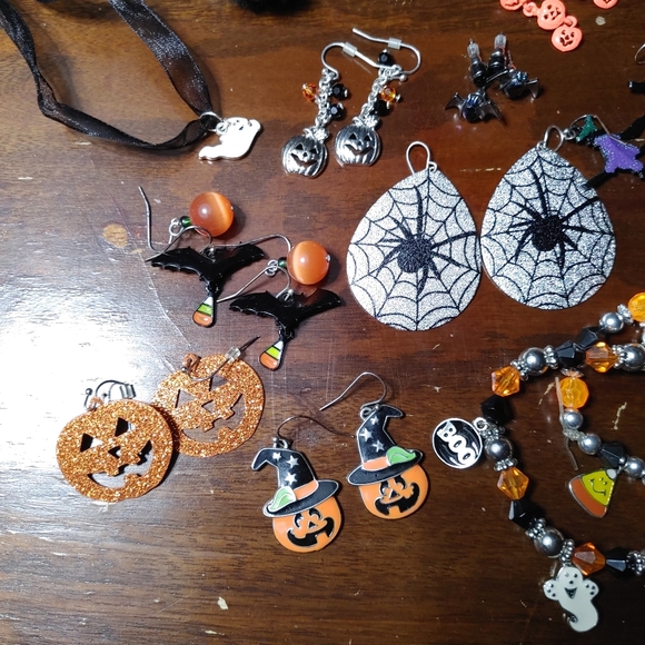 12 sets of halloween earring plus more - Picture 2 of 6